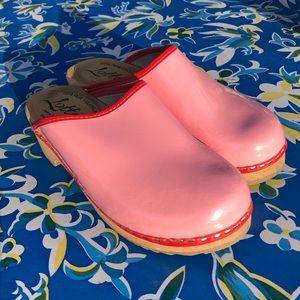Lotta from Stockholm pink with red trim clogs